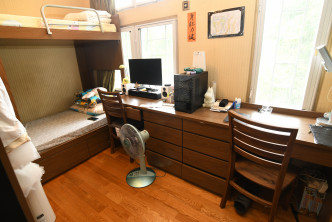 房間擺放了木質家具，柔和溫馨。