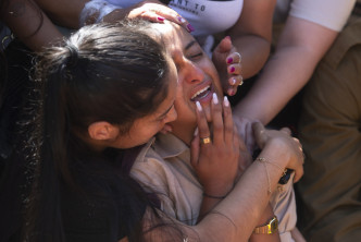 牺牲的以色列士兵葬礼上，家属哀悼。AP图片