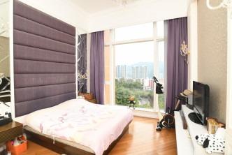 主人房選用深紫色為主調，感覺成熟穩重，為簡約房間增添不一樣色調。