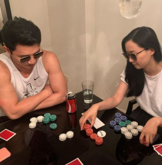 法拉與劉思慕相聚時賭錢耍樂。
