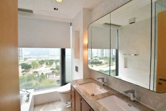 浴室設備仍然簇新，並設有雙洗手盆及浴缸。