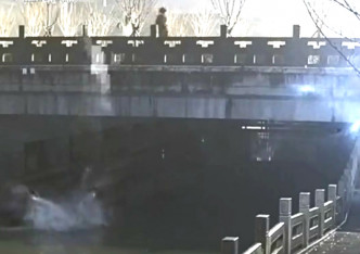 杭州外卖员半夜偷5辆电动单车扔落河。网上图片