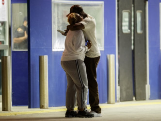 二人在的医院外拥抱。AP相片