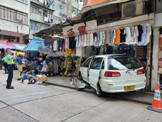 七人车直撞向行人路上的一个服装店。梁国峰摄