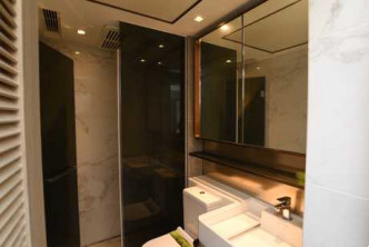 浴室墙身及地板铺上大理石瓷砖，不失格调。