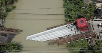 货车连同天桥堕河。网上图片