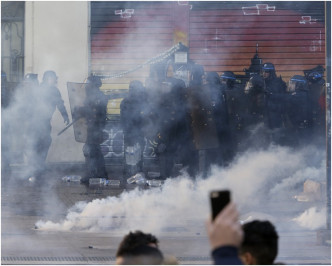 防暴警察施放水炮和催泪气体镇压。AP