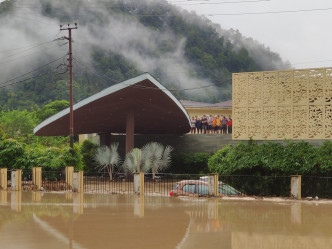 有民众要爬上酒店屋顶躲避洪水。AP图