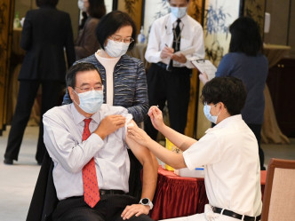 立法會主席梁君彥指，共有32名議員報名接種流感疫苗。