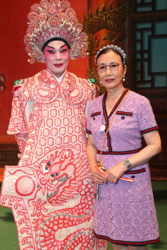 自幼学习粤剧的家英哥（左），长大后仍醉心粤剧界发展。
