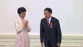 洪祖杭获颁大紫荆勋章。新闻处截图