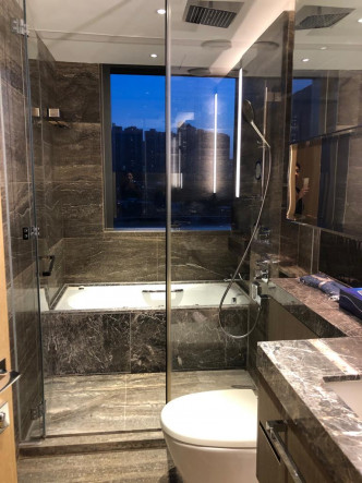 浴室以雲石設計，並置有浴缸。