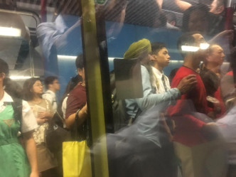 金钟站月台逼满大批乘客。