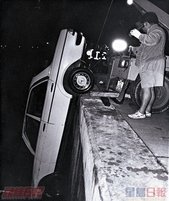 警方在1990年4月11日於鴨脷洲海面發現平治房車﹐懷疑與王德輝綁架案有關。資料圖片