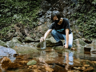 綠色和平為郊野溪流微塑膠調查，收集水樣本。綠色和平圖片