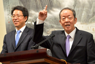 张晓明（左）将接替王光亚，出任港澳办主任。资料图片