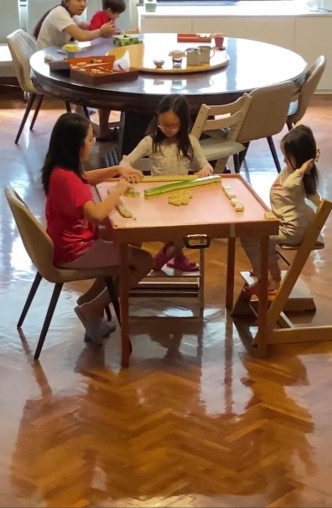 霏霏之前教两个妹妹打麻将自娱。