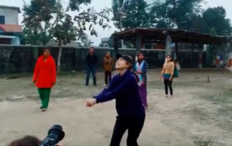 Stephy尼泊爾探小朋友打排球。IG圖片