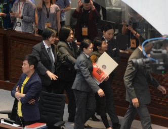 毛孟静被驱逐出会议厅。