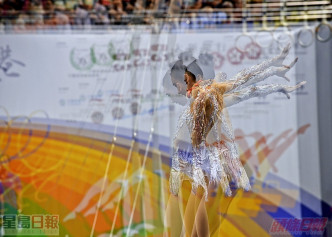 體操美態－一眾中國體操猛將十月份一連兩天在港獻技，他們的動作盡展體態美，令現場觀眾拍案叫絕。（郭顯熙攝）