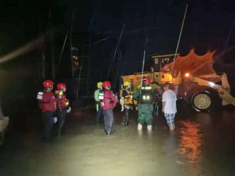 青岛红十字搜救队一支救援小组抵达河南师范大学，未发现地下室塌陷险情。