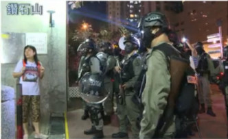 防暴警察與人群對峙。NOW新聞截圖