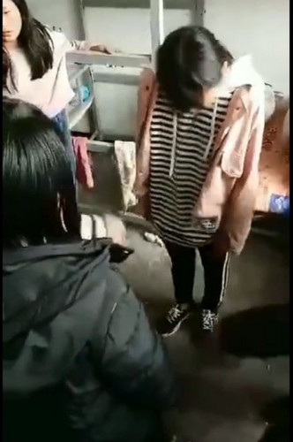 被圍毆的女學生一直低下頭。網圖