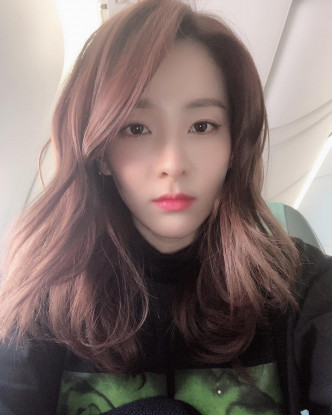 Dara于instagram放上在机上的靓靓自拍照。
