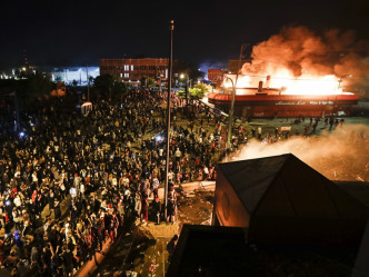 示威者又纵火。AP