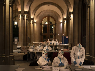 加泰隆尼亚议会在疫情下举行选举。AP图片