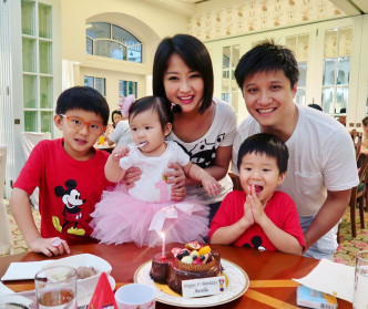 倩扬2010年与拍拖8年的陈浩然结婚，婚后诞下两子一女。