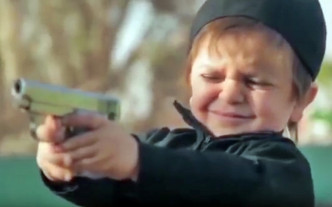 IS的宣傳片中,小童開槍後喊「真主偉大！」。截圖