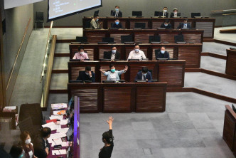 監票議員在主席未叫出5號時，已先舉起手掌。