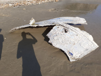 懷疑火箭殘骸在沙灘被發現。劉伯安提供