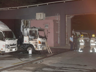 货车驾驶室严重焚毁。