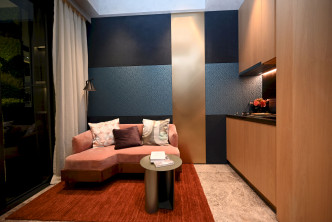 客廳設特色梳化背牆，以深淺不同的藍色和金色拼湊而成。（B座28樓B5室經改動示範單位）