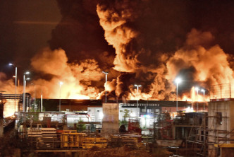 大火波及附近兩間公司，據報曾傳出多下爆炸聲。AP