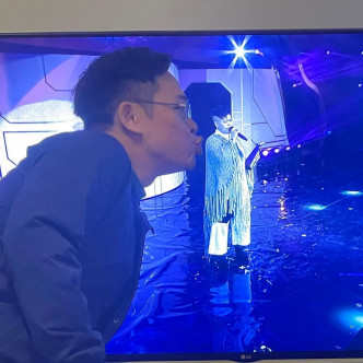 梁祖尧亲吻电视荧幕中的林二汶。