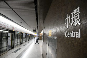 中環與金鐘之間路軌有火花，荃灣綫列車服務一度受輕微影響。  楊偉亨攝