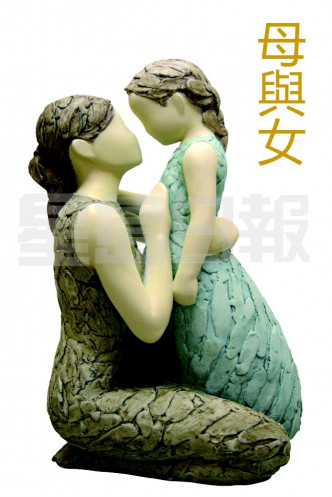 这个名为More Than Words Loving Arms的雕塑，刻画出母亲抱著女儿的景象，让人感觉真挚温馨，最适合送给妈妈，感谢她一直以来的辛劳。(F)