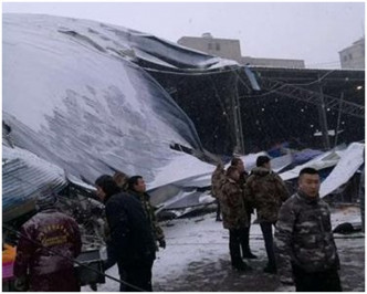 疑因積雪壓冧棚頂。