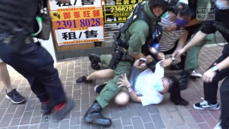 12岁少女被警员制服在地。香港电台视像新闻 截图