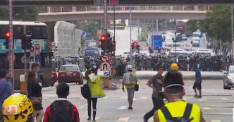 大批防暴警察下午5時在欽州街組成防線。NOW新聞截圖