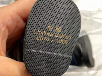 新版的限量熊警靴底印有生产编号。警方提供