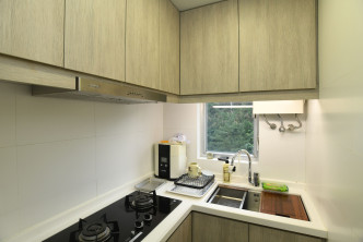 廚房保養得宜，並置有多組廚櫃及明火煮食爐。