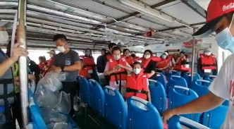 船上乘客慌忙穿上救生衣。市民提供图片