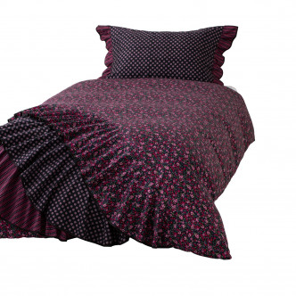 寝室主角少不了是枕套、被套和地毯，ANNA SUI HOME Francfranc系列的枕套及被套，均用上Francfranc布艺产品中充满代表性的荷叶褶边，结合了4款花纹组合。