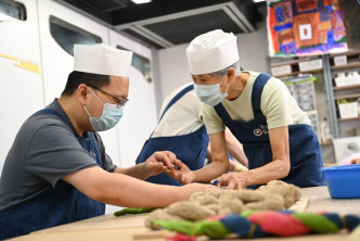 有自闭症谱系障碍的萧宇恒（左）参加泥到未来计划，每星期花上4至8小时向陶艺家学习。政府新闻处图片