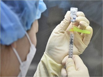 當局建議民眾繼續接種疫苗。AP資料圖片
