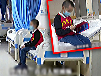 贵州男童上月初车祸受伤住院，愈后家人未有接他出院，令他一直滞留。影片截图